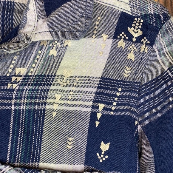 Women’s Mudd Blue & White Plaid Flannel Shirt W/ Arrow Details (Size S) - Picture 2 of 6